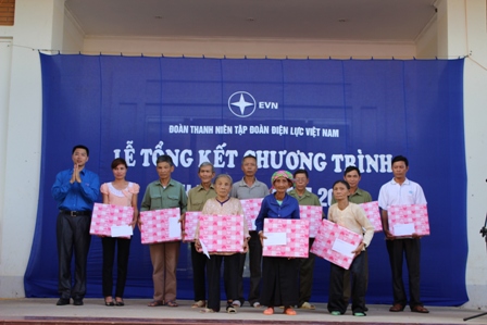 Điện lực Việt Nam với chương trình Mùa hè xanh tình nguyện năm 2013 tại Lai Châu